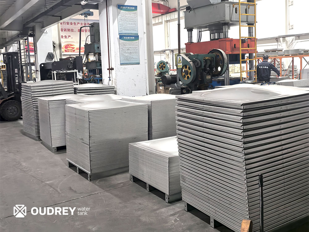 The customized water tank panels are about to be shipped.