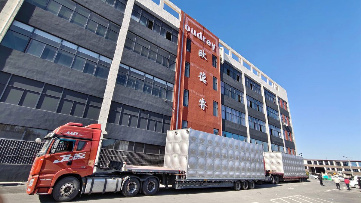 Customized water tanks are loaded and delivered from the factory.