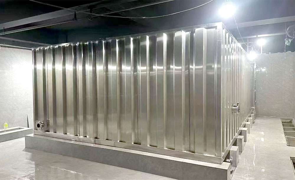 Customized installation solution for residential stainless steel water tanks