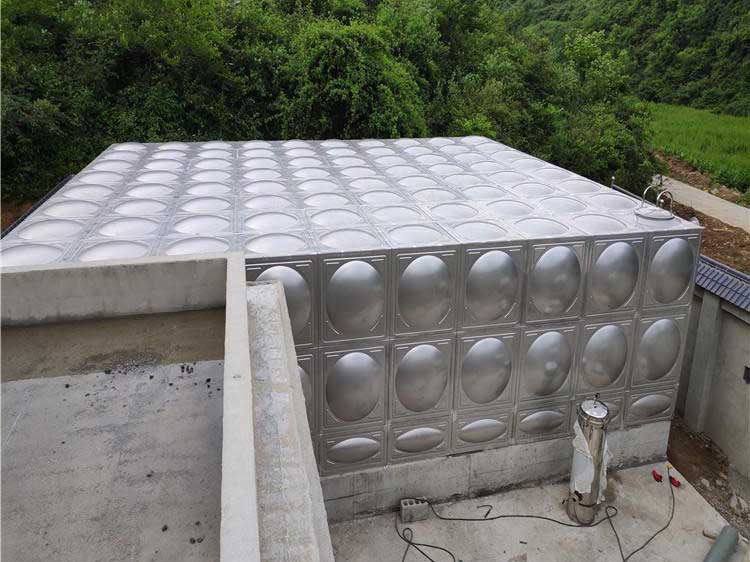 Livestock drinking water tank for pig and sheep farms outdoor use