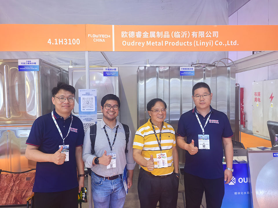 International buyers inquire about modular water tank solutions at the exhibition booth.