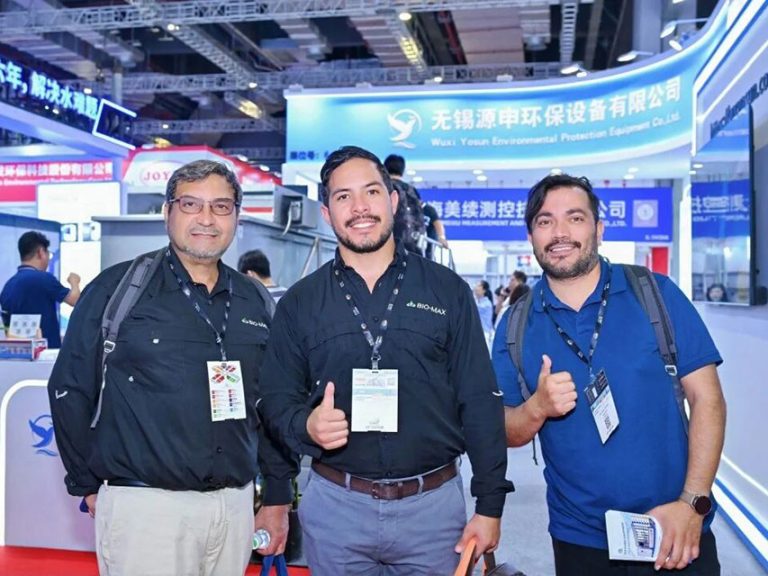 Foreign buyers engage in on-site discussions about customized modular water tank solutions.
