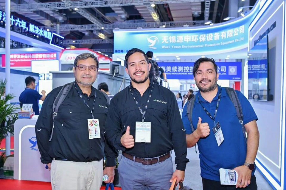 Foreign buyers engage in on-site discussions about customized modular water tank solutions.