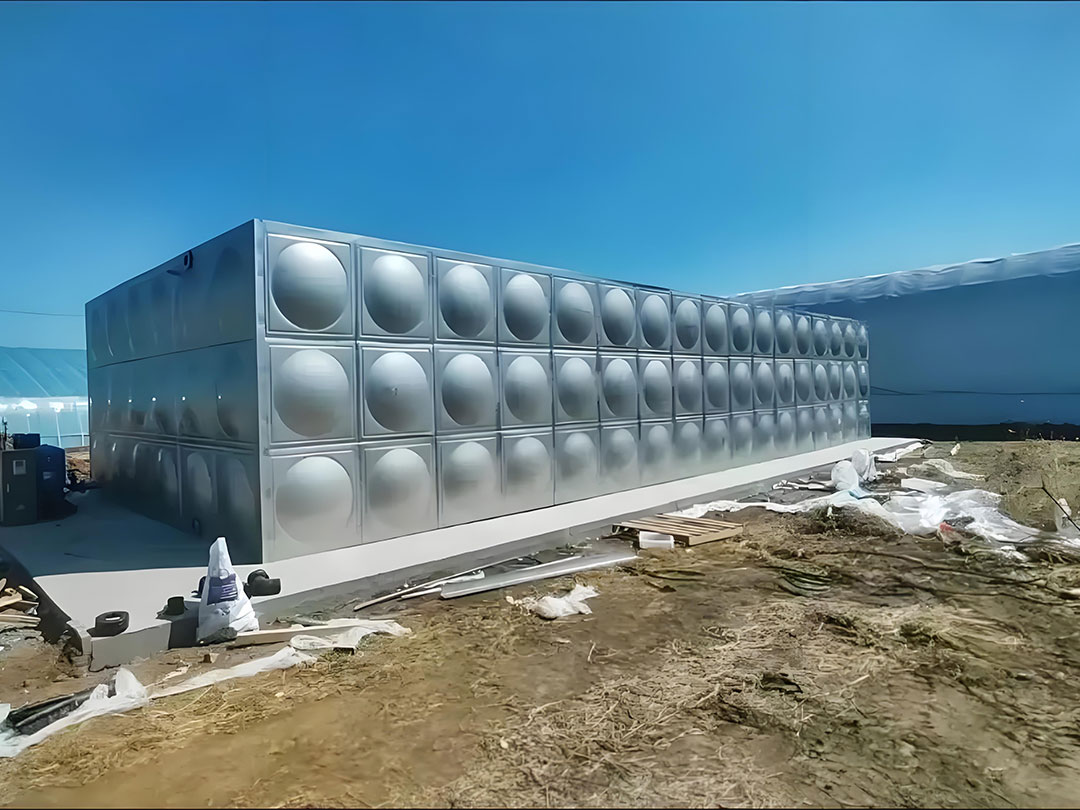 Modular tank provides clean water and nutrients for greenhouse farming and fertigation systems.
