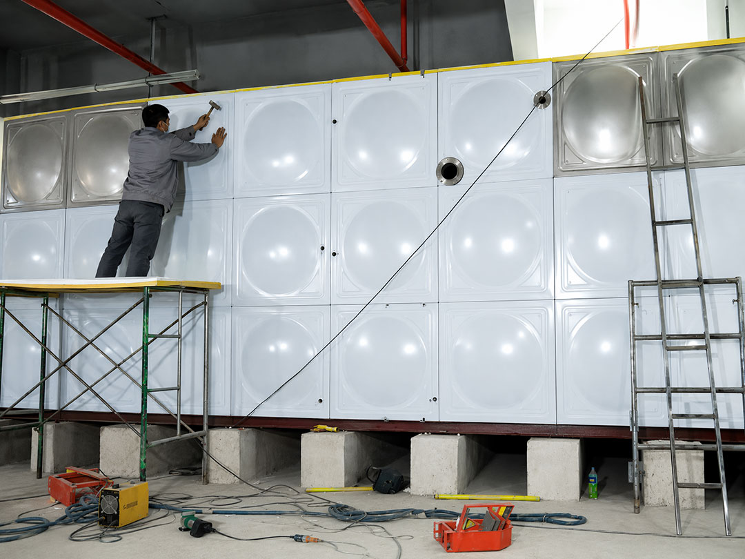 Modular insulation water tank installation